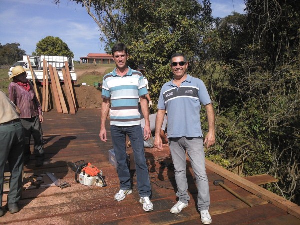 Prefeitura recupera mais uma ponte sobre o Passa Cinco 