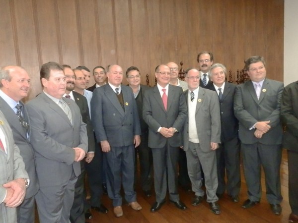 Poder Legislativo e Poder Executivo participam de ato com o Governador