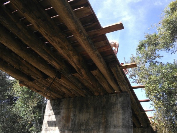 Prefeitura recupera mais uma ponte sobre o Passa Cinco 