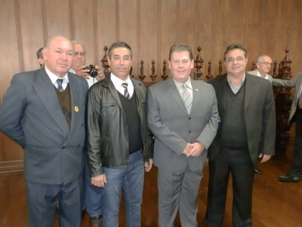 Poder Legislativo e Poder Executivo participam de ato com o Governador