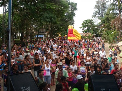 Dia da Criança: festa reúne centenas de pessoas na Praça Central