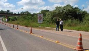 Deputado e vereador vistoriam sinalização em estrada vicinal