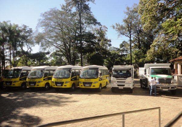 Alckmin entrega quatro ônibus para Ipeúna em cerimônia 