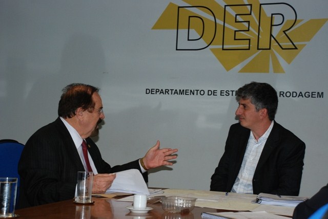 Deputado confirma melhorias para estradas de várias cidades