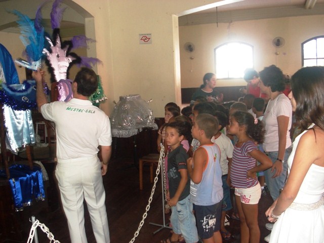 Alunos da ETI conhecem a estrutura do Carnaval de rua 