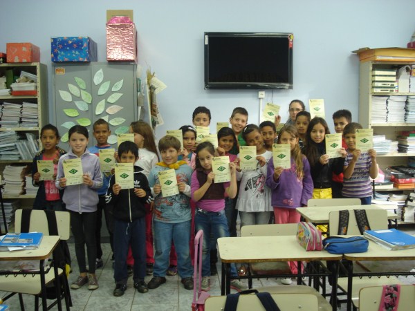 Estudantes recebem folheto explicativo sobre o PMSB e PGIRS