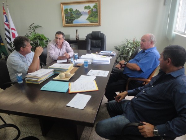 Vereadores Alécio Pazetto e Adilson do Portal comemoram vinda da patrulha do DER para a cidade 