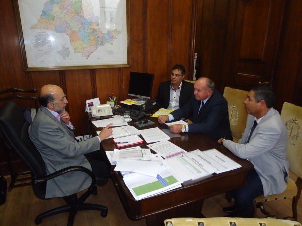 Prefeito pleiteia recursos para reforma de ponte e outras melhorias