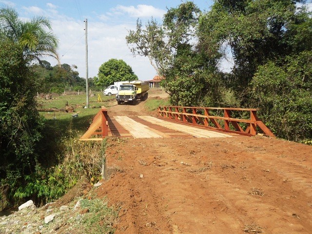 Prefeitura recupera mais uma ponte sobre o Passa Cinco 