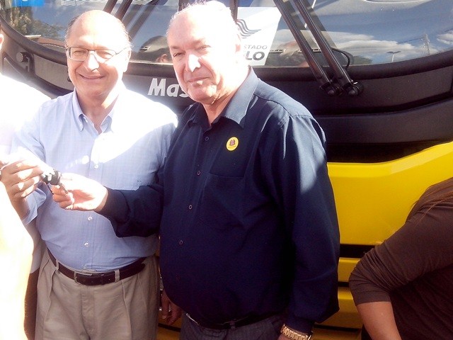 Alckmin entrega quatro ônibus para Ipeúna em cerimônia 