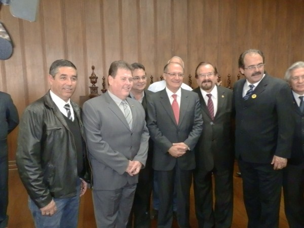 Poder Legislativo e Poder Executivo participam de ato com o Governador