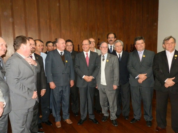 Poder Legislativo e Poder Executivo participam de ato com o Governador