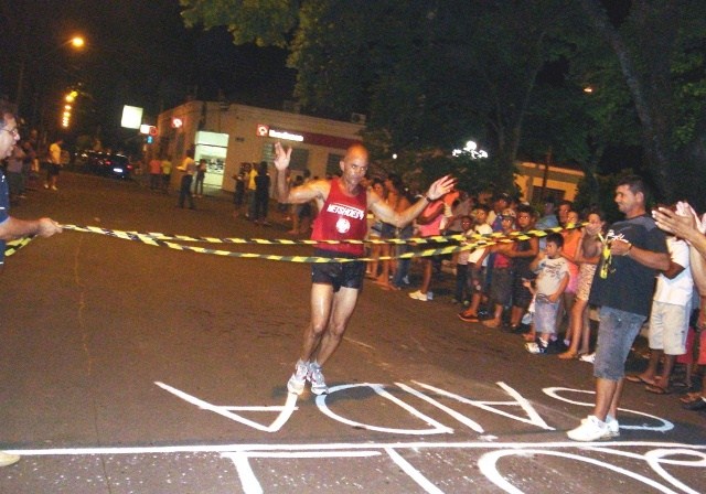 Corrida, baile e queima de fogos no final de ano em Ipeúna 