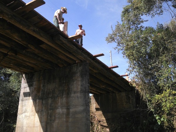 Prefeitura recupera mais uma ponte sobre o Passa Cinco 