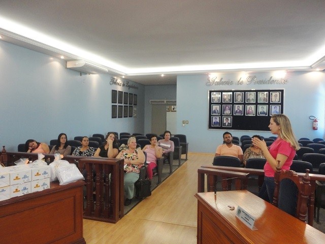 Merendeiras passam por capacitação e recebem kit de uniformes 