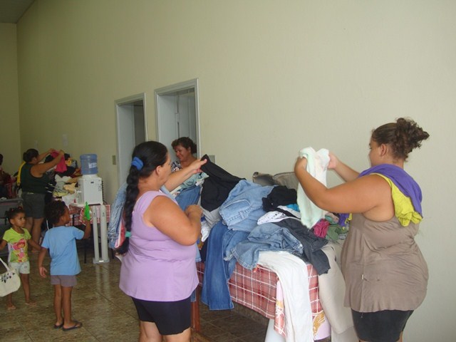 Fundo Social distribui cerca de 10 mil peças de roupas 
