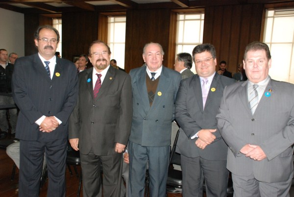 Poder Legislativo e Poder Executivo participam de ato com o Governador