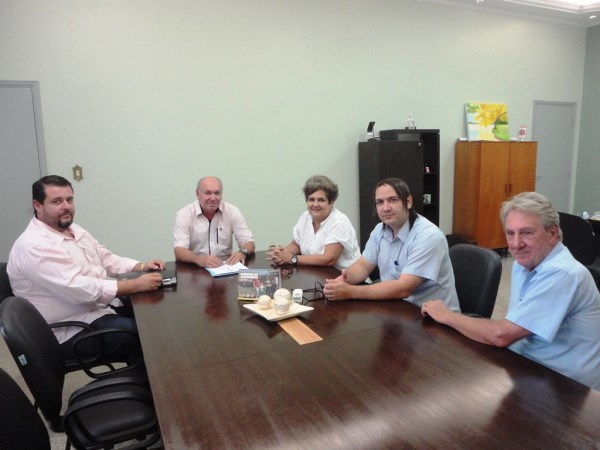 Prefeito solicita estudo para construção de hospital municipal 